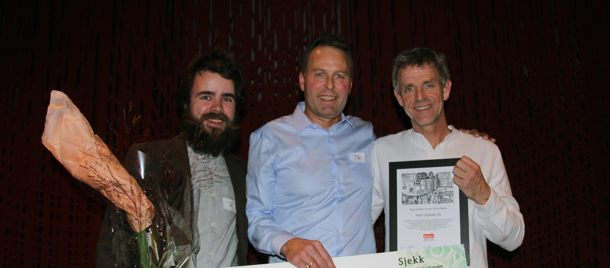 Joakim Stangeland, Harald Ueland og Kjell Høie fra Høie Ueland as er vinnere av Bygg og Bevar-prisen 2016. Foto: Bygg og Bevar