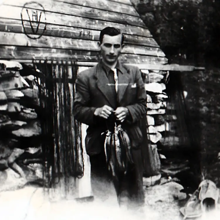 Gjætar-Per på garnfiske i Tussedalsvatnet.jpg