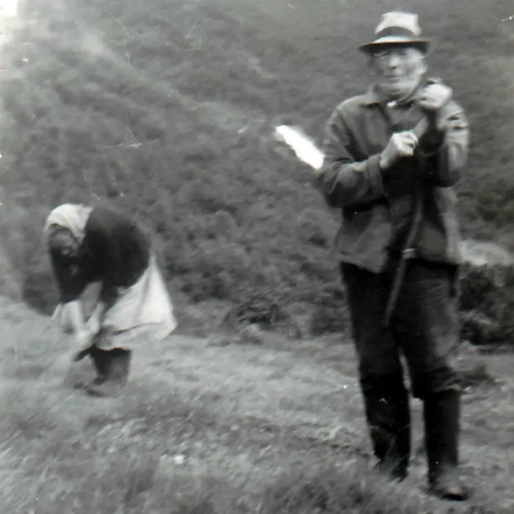 Gommer og Gofar på slåtteteigen 2.jpg