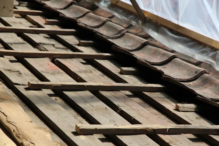 Taktro-med-lekter-og-uten-sloeyfer.-Foto:-Bygg-og-Bevar