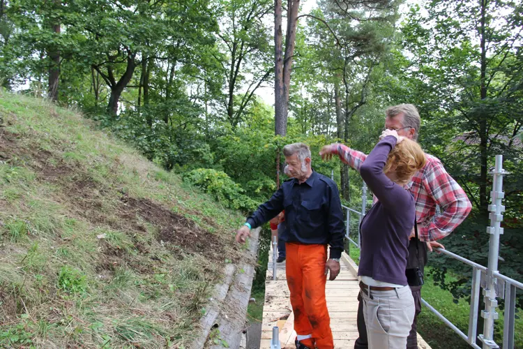 Fra-torvtekkingskurs-paa-Norsk-folkemuseum-med-instruktoer-Steinar-Moelster.-Foto:-Bygg-og-Bevar