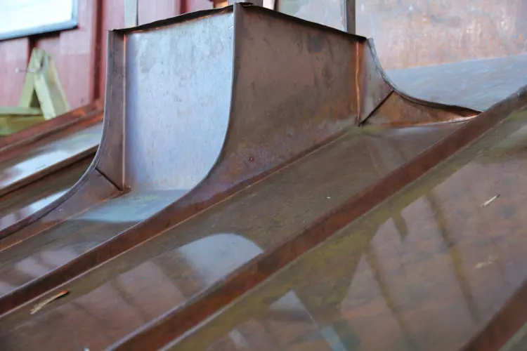 Kobbertekking er komplisert rundt piper og rør. 