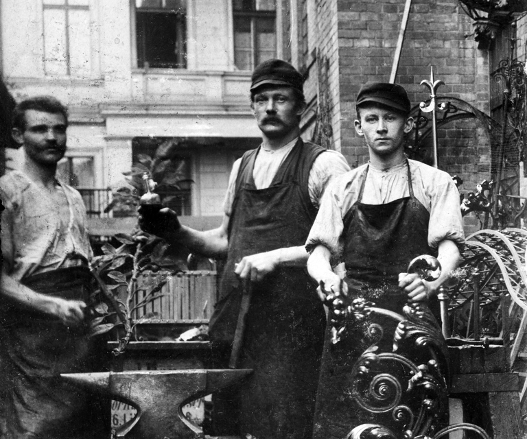 Carl Bilgrei (t.v.) fotografert i Wien sammen med to andre smedsvenner.  Foto: Arkiv Kunstindustrimuseet