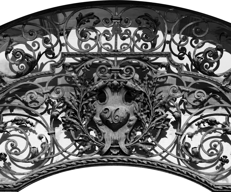 Tympanon til port i Prinsensgate 26. Foto: Karen Bjerke