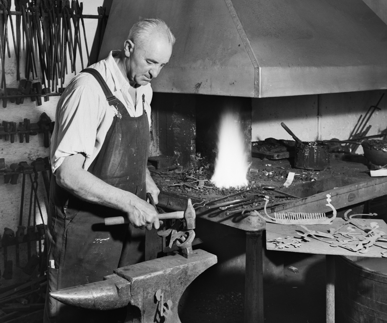 Smedmester Karl Bruno Bilgrei i smia. Foto: Oslo Museum
