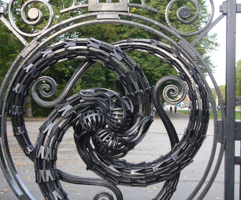 Et særdeles komplisert arbeid signert Karl Bruno Bilgrei. Detalj fra hovedporten inn til Vigelandsparken sett fra Kirkeveien, motivene forestiller Øgler og drager. Foto: Karen Bjerke