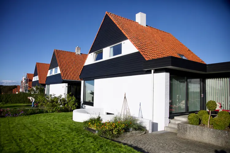 Hagen og uteområdet er en naturlig forlengelse av hjemmet – perfekt for både to- og firbeinte. Foto: Lise Bjelland