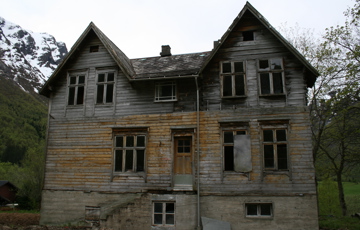 Baksiden av huset. Her ble paneleringen aldri ferdig. Foto: Kjell Arne Årseth