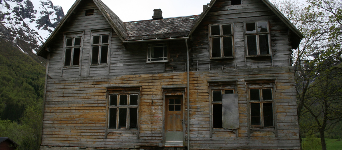 Baksiden av huset. Her ble paneleringen aldri ferdig. Foto: Kjell Arne Årseth