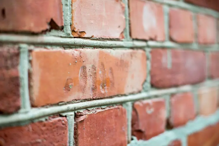 Teglstein-med-merker-etter-fingre-fra-forming-foer-brenning.-Foto:-Bygg-og-Bevar