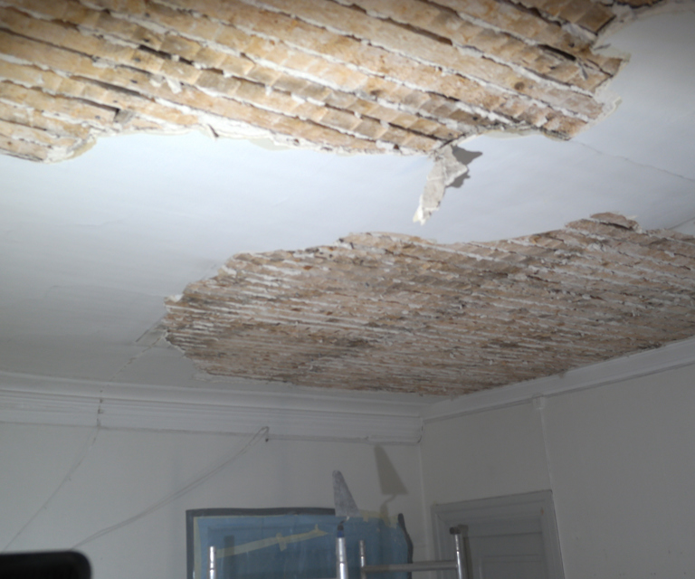 På dette prosjektet måtte all puss tas ned fordi pussen hadde mistet forbindelsen med underlaget og sto i fare for å falle ned . Men som oftest kan slike himlinger repareres punktvis om det f.eks. kun har oppstått skade i ett mindre område. Og da er det ikke noen fordel å banke i himlingen men bryte det forsiktig ned med murskje eller meisel. Foto: NKHN