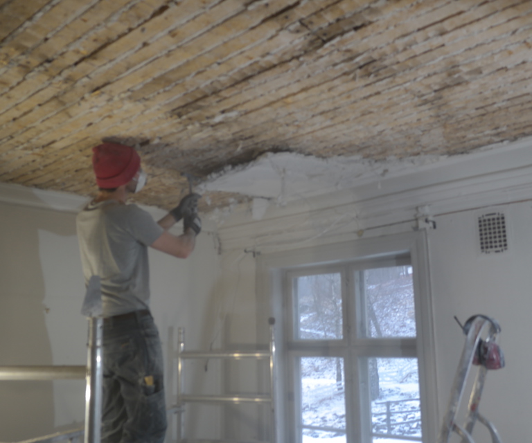 Bordene bør renses godt før sivmatter og puss legges på. Det sikrer at rørvevet ligger jevnt og at man ikke får støv og partikler i den friske pussen. Foto: NKHN