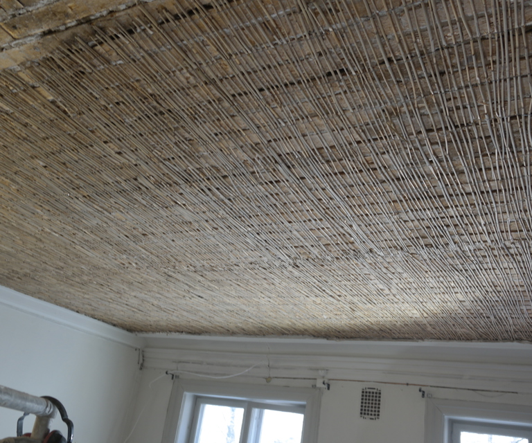 Tidligere ble rørvev spikret med egne rørspiker og syd sammen med myk ståltråd. Jeg bruker kramper og hakespiker og ståltråd. Foto NKHN