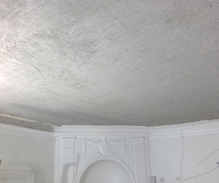 Pussen bygges opp i tre sjikt. Grunning, grovpuss og finpuss. Grunningen rettes av grovt i overkant av nettet for å gi videre vedheft. Grovpussen rettes av til en jevn overflate ca 1,5cm tykk og skures med tre brett. Foto: NKHN