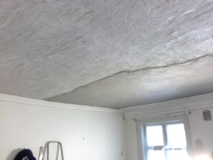 Finpussen trekkes på med ett lite stålbrett og skures med hestehårsfils eller skumfils. Avslutningsvis ble også himlingen kalkhvittet i ca 15 lag. Foto: NKHN