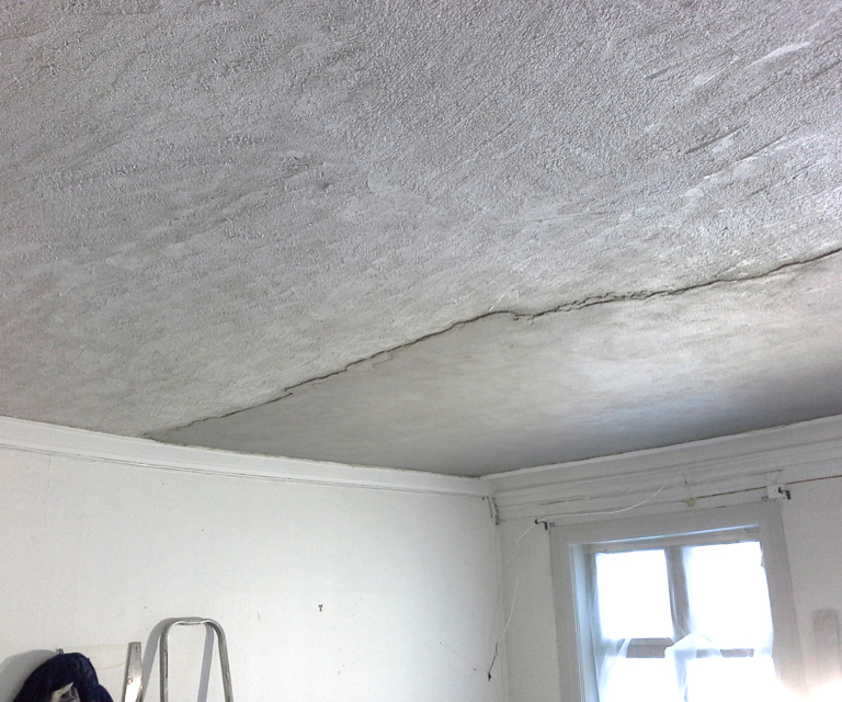 Finpussen trekkes på med ett lite stålbrett og skures med hestehårsfils eller skumfils. Avslutningsvis ble også himlingen kalkhvittet i ca 15 lag. Foto: NKHN