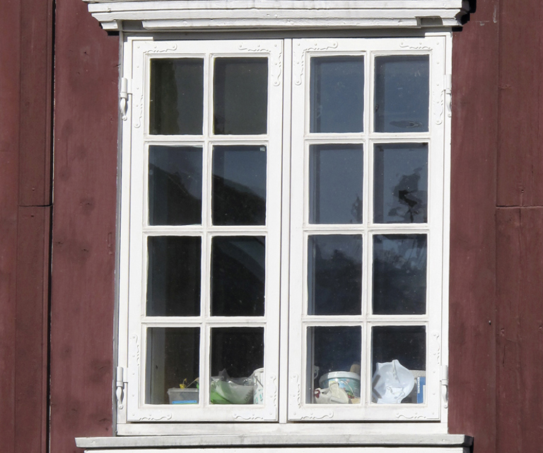 En spesialbestilt vinduskopi i kjerneved, laget av en dyktig håndverker. Legg merke til detaljene på beslaget. Her er det ingen skjemmende aluminiumslist og lysåpningen er noe større. Foto: Norske Hjem