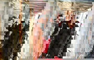 VERNER: Jorunn S.G. Moslet i Malersvenneriet har seks ansatte inkludert lærlingene. Malersvenneriet driver bare med malingsfaglig bygningsvern. Foto: Georg Mathisen, Maleren