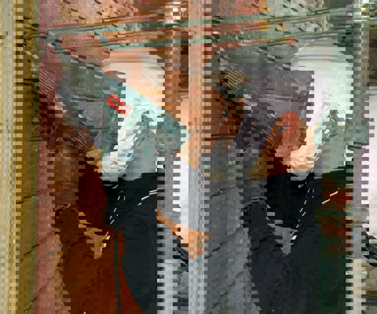 UTSTYR: Infrarød varme og friskluftmasker med batteri er blant utstyret som Lennart Lund og kollegene har brukt på Bispehaugen skole. Foto: Georg Mathisen, Maleren