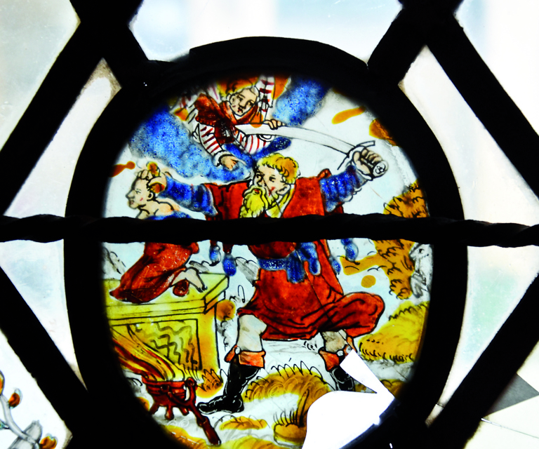 Detalj av glassmaleri før (t.v.) og etter reparasjon. Fra Børgefjell kapell. Biten som manglet er rekonstruert og malt med «silverstains», en teknikk som gir transparente farger. Foto: Kent I. Hovelsen