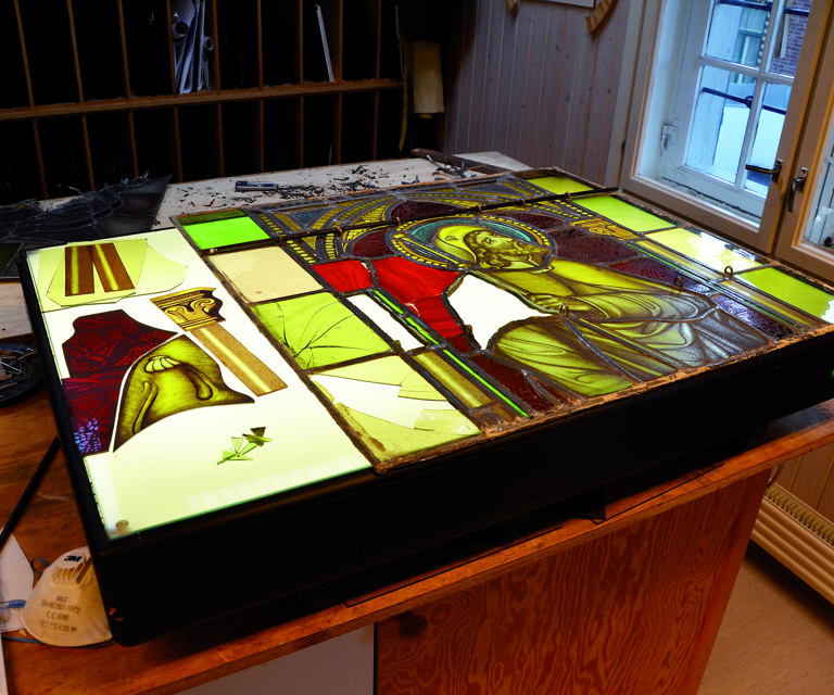 Gassmaleriet fra Halden katolske kirke under arbeid. Her har Kent laget til deler av en søyle, samt rekonstruer t skulderpar tiet med kappe. Foto: Kent I Hovelsen.