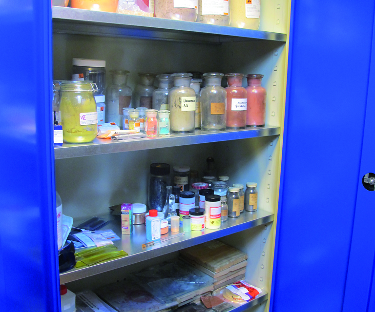 Et stort utvalg glassmaling i pigmentform. Disse brukes for toning og kontur av glasset. Noen stammer fra slutten av 1800-tallet