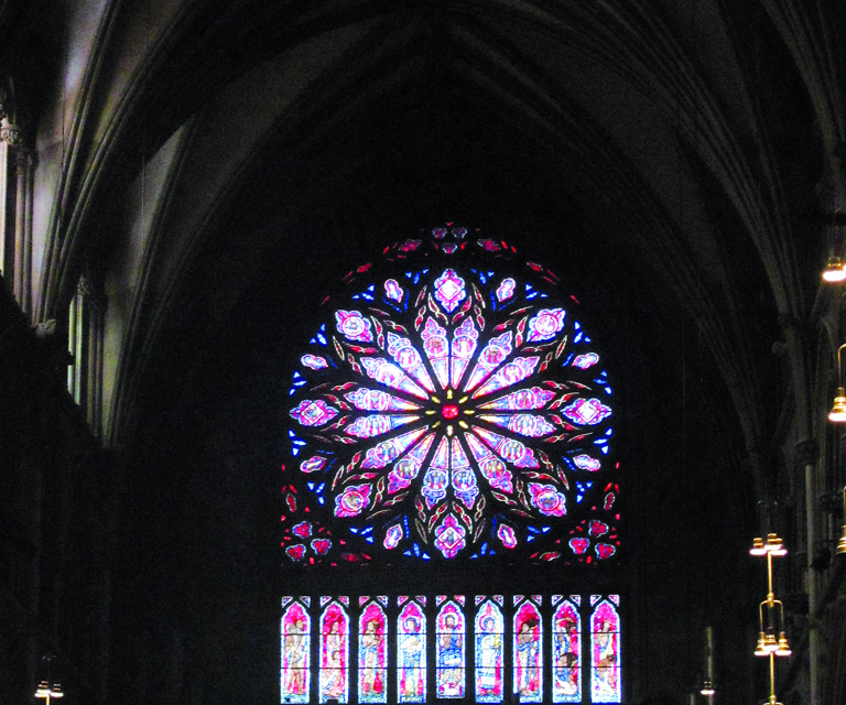 Det store Rosevinduet i Nidarosdomen regnes som Gabriel Kiellands mesterverk. Motivene er fra bibelhistorien og helgenlegender, og rosevinduets motiv symboliserer dommedag. Glassmaleriet består av over 10 000 biter og var en gave fra Norges kvinner i 1930.