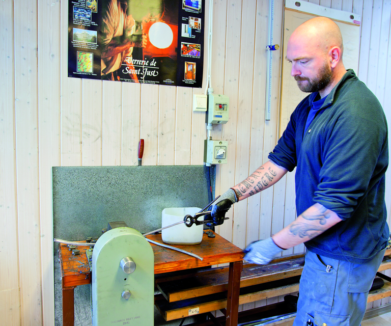 Restaureringstekniker Kent I. Hovelsen demonstrerer hvordan blyet valses ut til passe tykkelse.