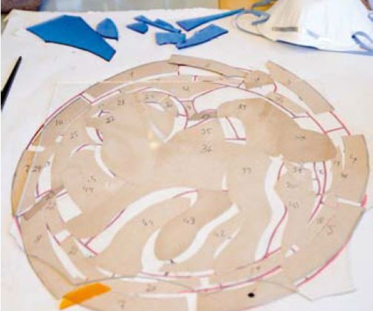 Mønsteret er tegnet opp og sjablonger klippes ut og benyttes når glasset skal kuttes til.