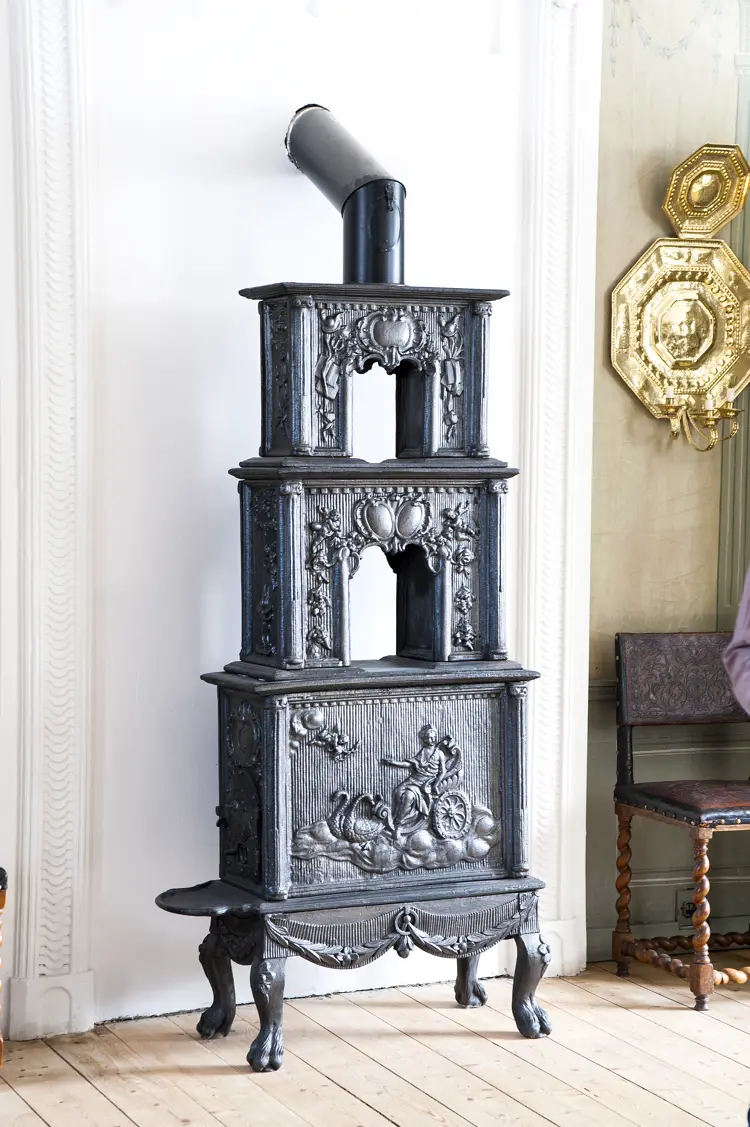 Ovn fra Bærums Verk. Motivet er «Venus med svanevogn», etter 1760. Finnes og med pyramidetopp.