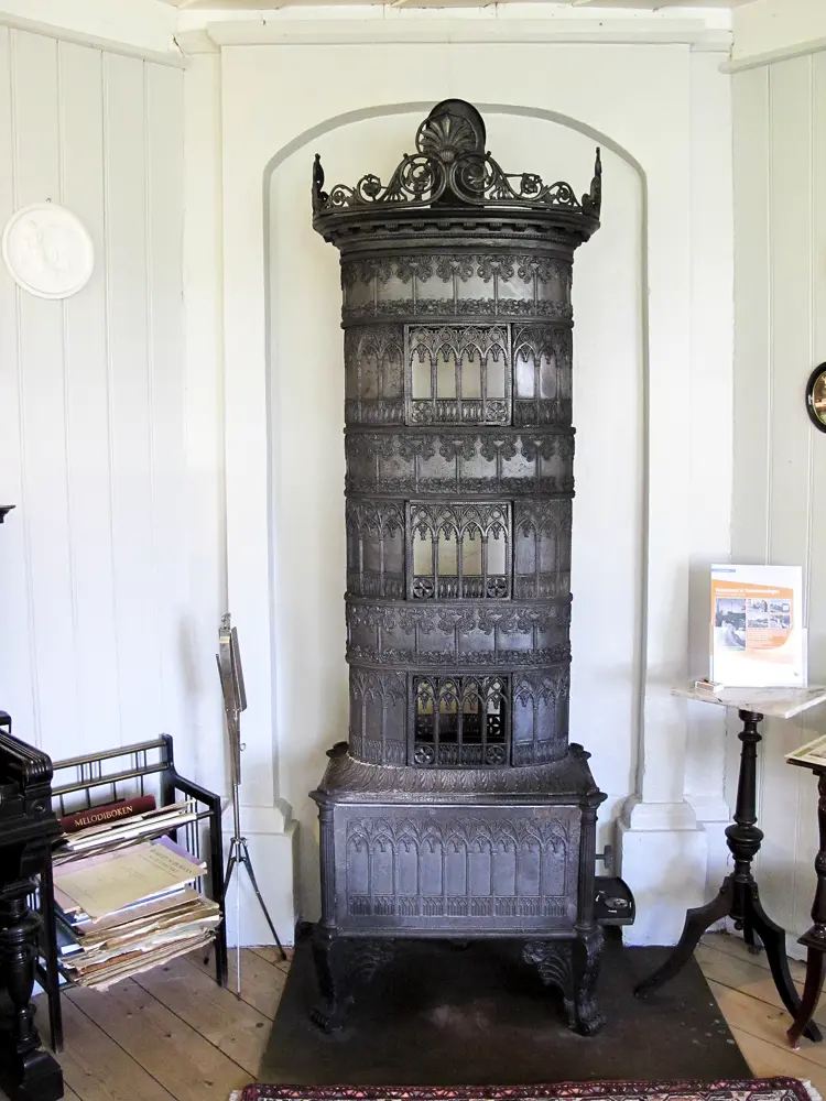 Biedermeierovn med gotisk preg og ovale etasjer, fra 1850-årene.