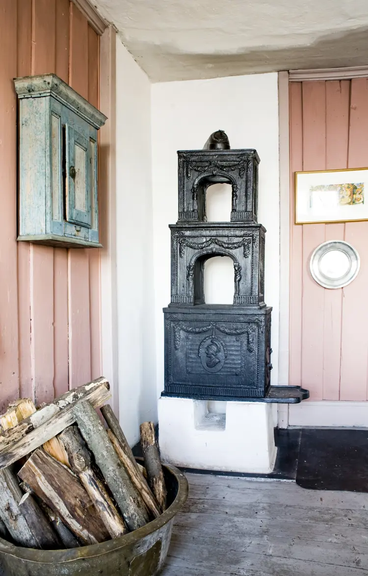 Moss jernverk, etasjeovn hvor platene er skåret av Henrik Bech, 1769, Louis-Seize. Foto: Norske Hjem