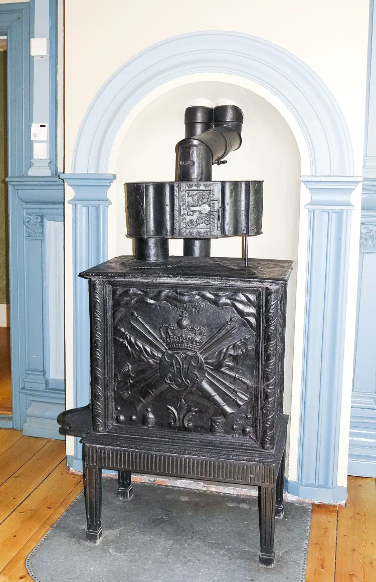 En vakker ovn fra Bærums Værk, datert 1767. Riksløven på begge kortsider. Legg merke til den flotte røykkassen .