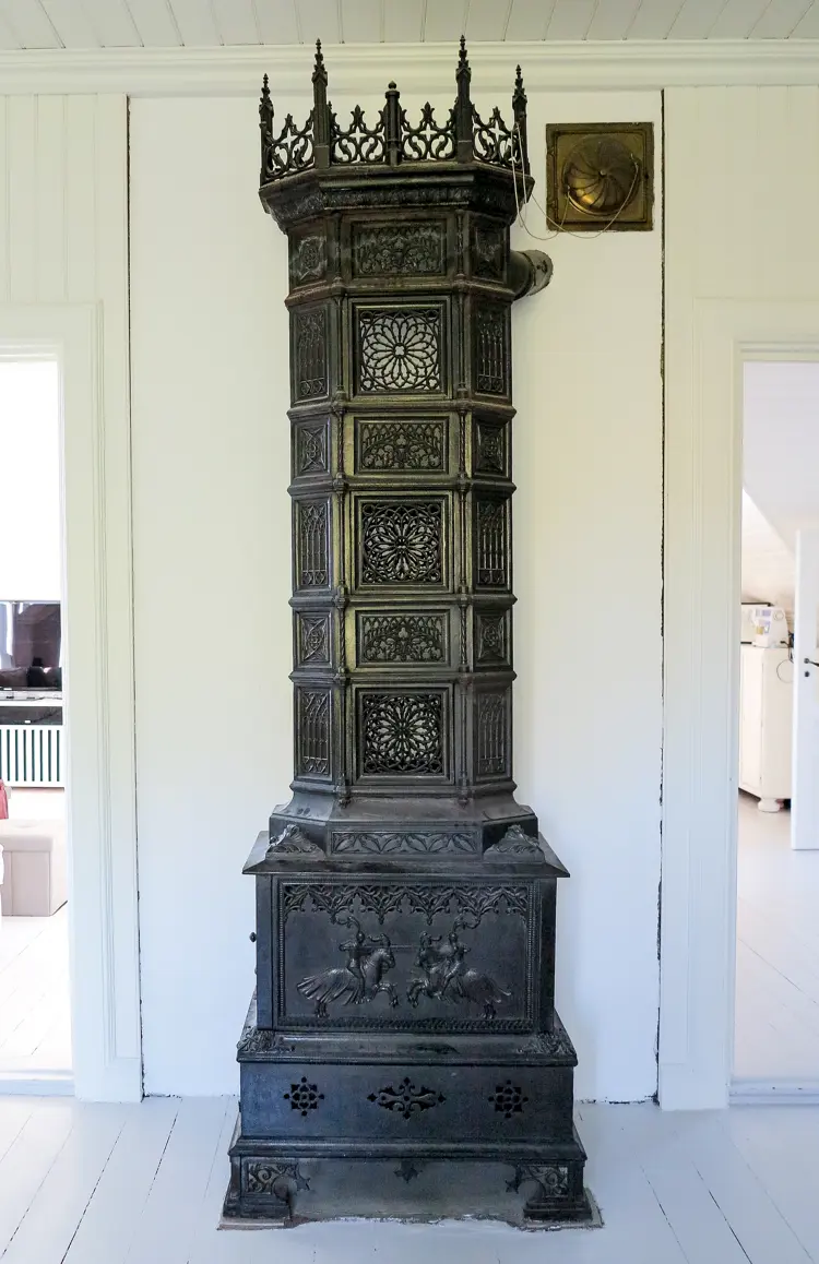 «Kirkeovn» fra Cathrineholm, 1880-årene. Motiv med riddere på steilende hester.