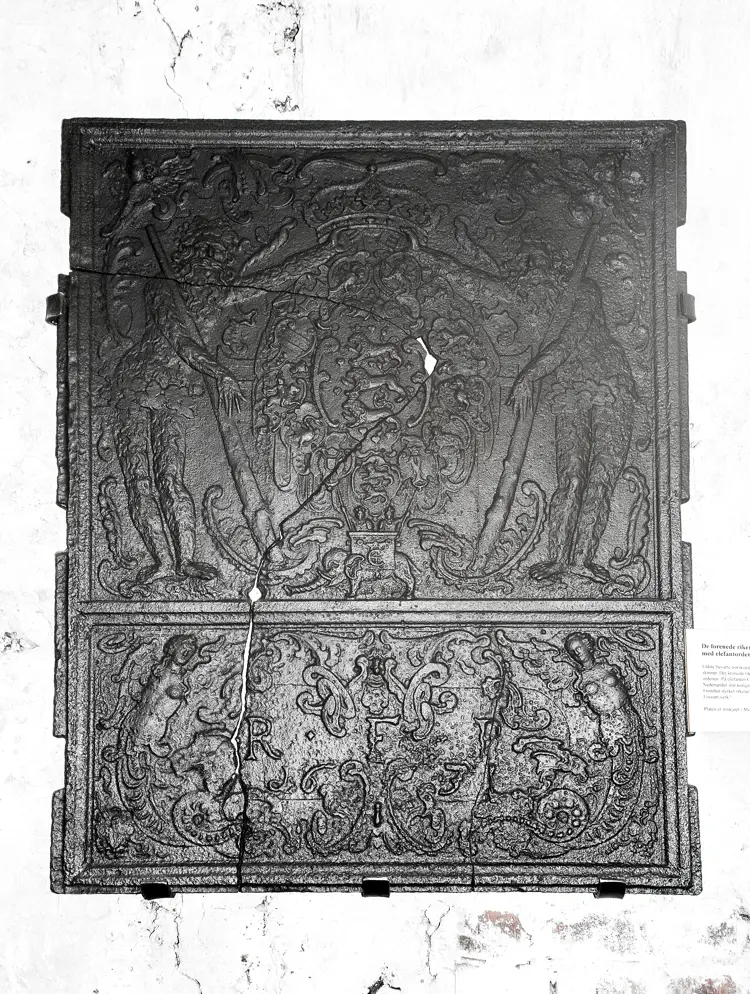 Eldste norske, daterte ovnsplate: Fossum Verk 1631 « De forenede rikers vaapen» Befinner seg på Nes Jernverksmuseum.