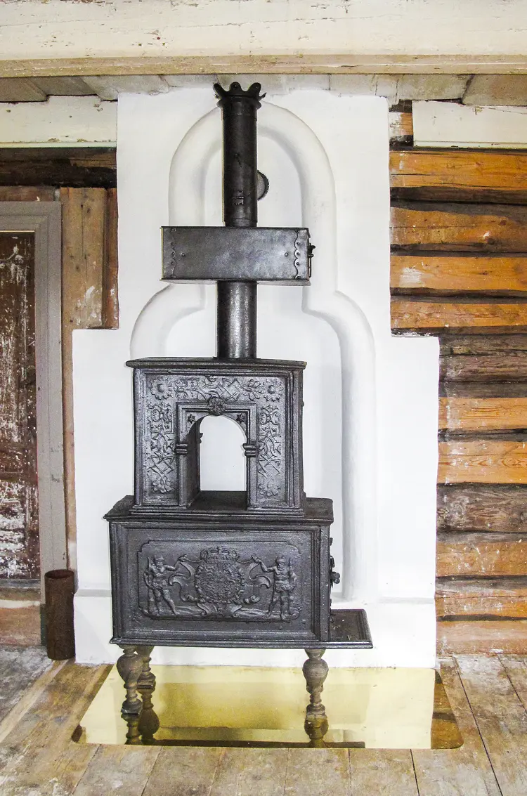 Norges første etasjeovn, Fritzøe Verk, 1729. Ovnen har en overetasje samt røykkasse av blikk. Motivet er «De forenede Rigers Vaaben»