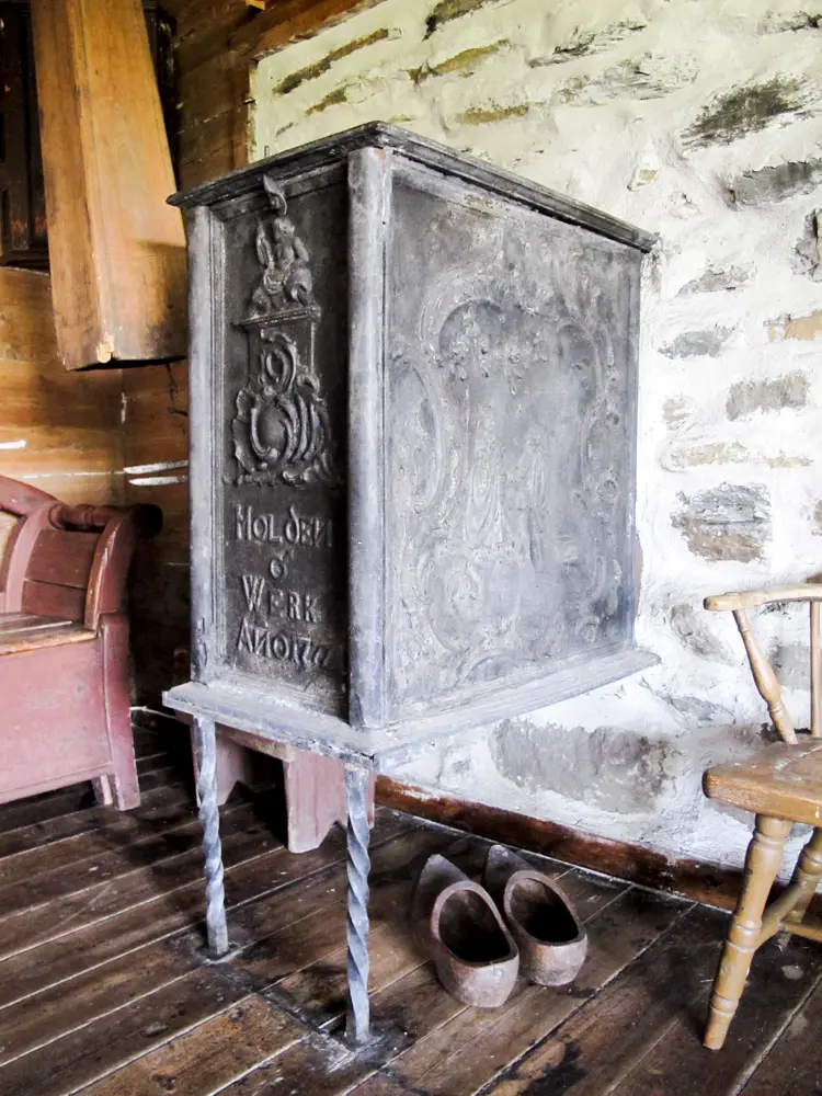 En bileggerovn merket Holden Werk Anno 1777, rokokko.