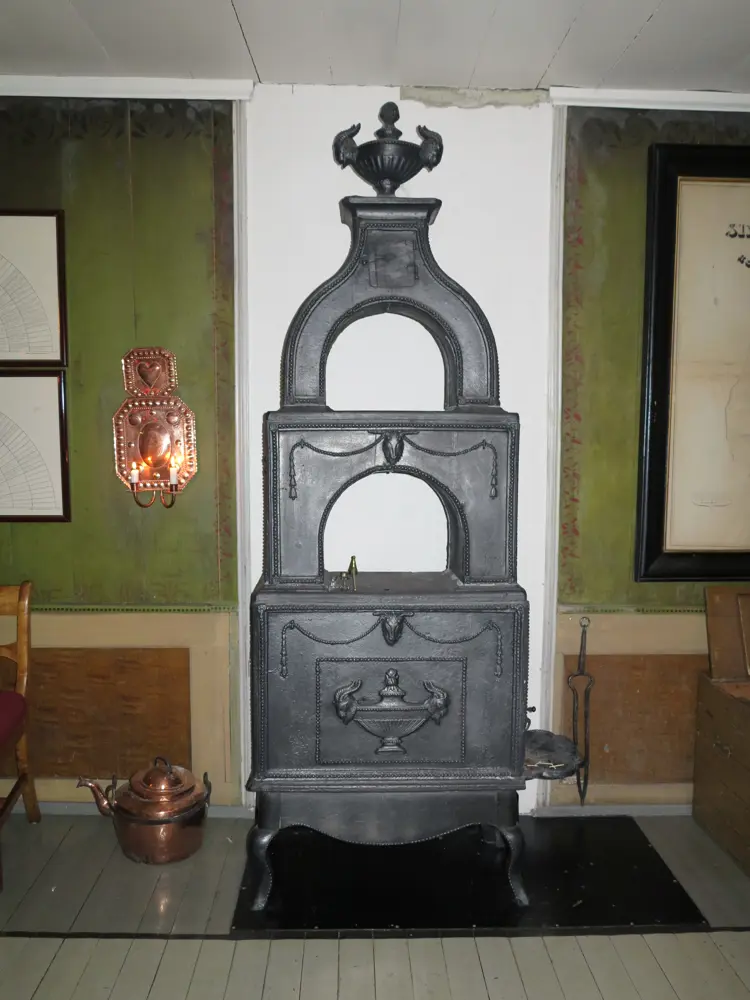 Bukkevaseovn fra Bærums Verk. Modellen ble skåret av engelske Jacob Morath i 1786. Nye varianter kom i 1796,1802,1825,1830 og i 1920-årene