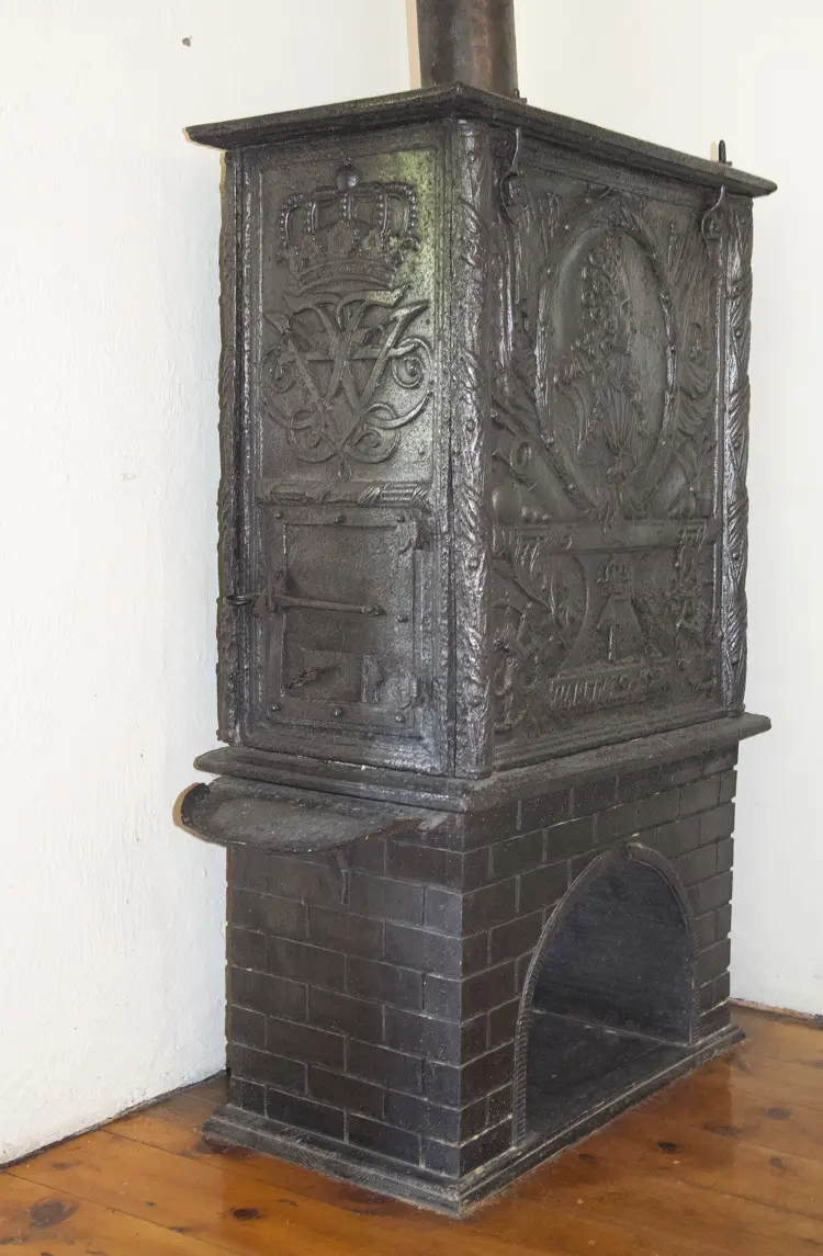 Ovn fra Hakadal jernverk, 1704. Dette er landets eldste, norske ovn som fremdeles står på opprinnelig plass, i Baroniet Rosendal. Løs askeplate.