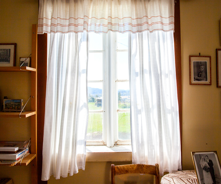 Denne type gardiner, med retthengende sidesjal og en smal, rynket kappe, er i tråd med svenske Ellen Kays ånd, ble populære fra 1930-årene og framover til 1970-tallet. Foto: Kari-Marte Frøyset