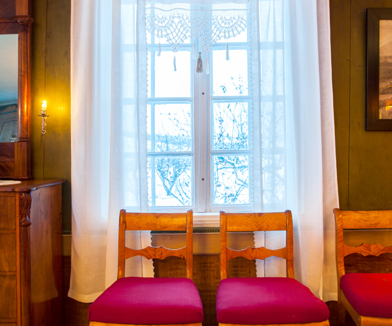 Sidegardiner og kappe med heklet kant i bommulskongress fra perioden 1900-1910 på Simenstad gård, Rudshøgda. Foto: Kari-Marte Frøyset