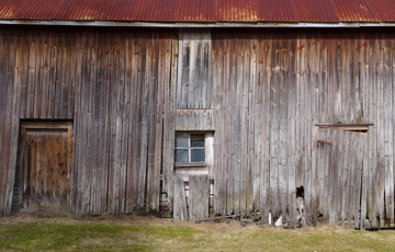 Selv om den utsatte nedre delen av panelet er råteskadet er fortsatt 3/4 deler av materialene i god stand.  Foto: Bygg og Bevar