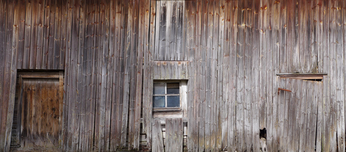 Selv om den utsatte nedre delen av panelet er råteskadet er fortsatt 3/4 deler av materialene i god stand.  Foto: Bygg og Bevar
