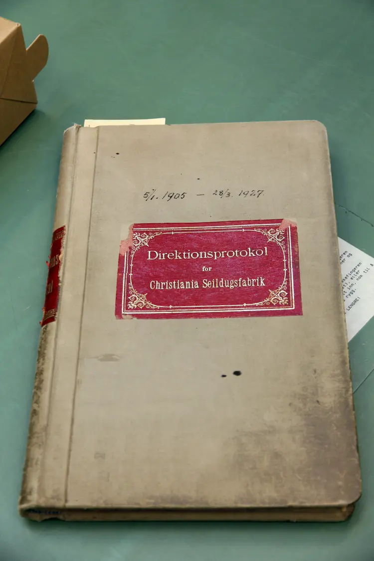 Direksjonsprotokoll fra perioden 5 januar 1915 til 28 mars 1929. Her kan vi finne det vi leter etter! Foto: Bygg og Bevar