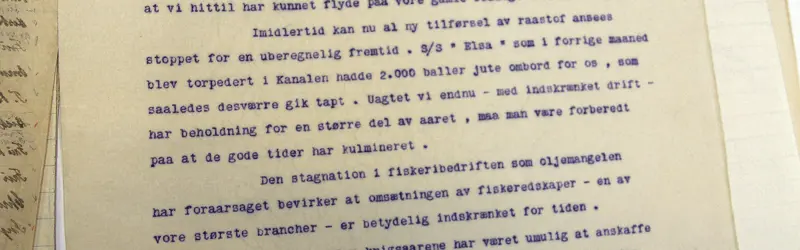 Det er mye spennende lesning og ikke minst blir årsberetningene etterhvert maskinskrevet. I 1917, året etter administrasjonsbygget sto klart, ble et dramatisk år for bedriften. "Imidlertid kan nu al ny tilførsel av raastof ansees stoppet for en uberegnelig fremtid. S/S Elsa som i forrige maaned blev torpedert i Kanalen hadde 2000 baller jute om bord for os, som saalæes desværre gik tapt" Foto: Bygg og Bevar