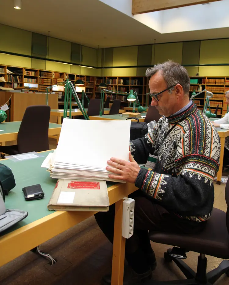 Regnskapene for årene rundt 1916 skal leses og spenningen stiger. Kanskje vi skulle fulgt bedre med i timen når skolen hadde bedriftsøkonomi?