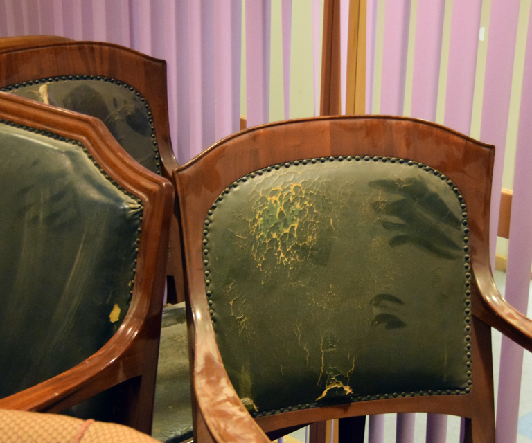 Møblene som nå står på lager, i påvente av å komme hjem til direksjonsrommet. Foto: Sjur Harby