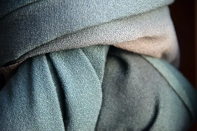 Detalj av gardinene som henger oppknytt. Trolig utført i kunstsilke på 1930-tallet. Foto: Sjur Harby