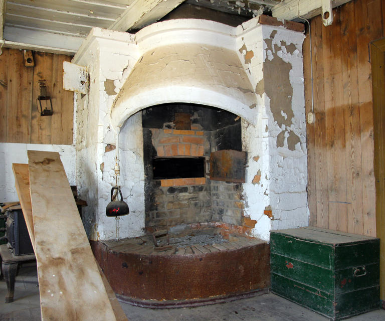 Grue med bakerovn på Tyndelsrud i Marker kommune. Foto: Bygg og Bevar