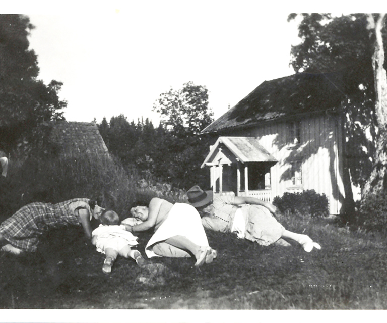 Sommeridyll foran svalgangshuset. Bildet er tatt på 1920-tallet. Til høyre for huset ses en gammel ask som er støttet opp. Til venstre skimtes taket av bryggerhuset. Det var bygd i 1801 og er nå revet.